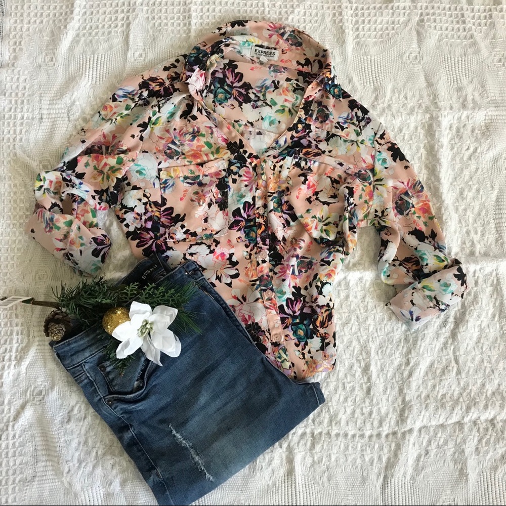 Express Long sleeves with buttons down front🎀✨